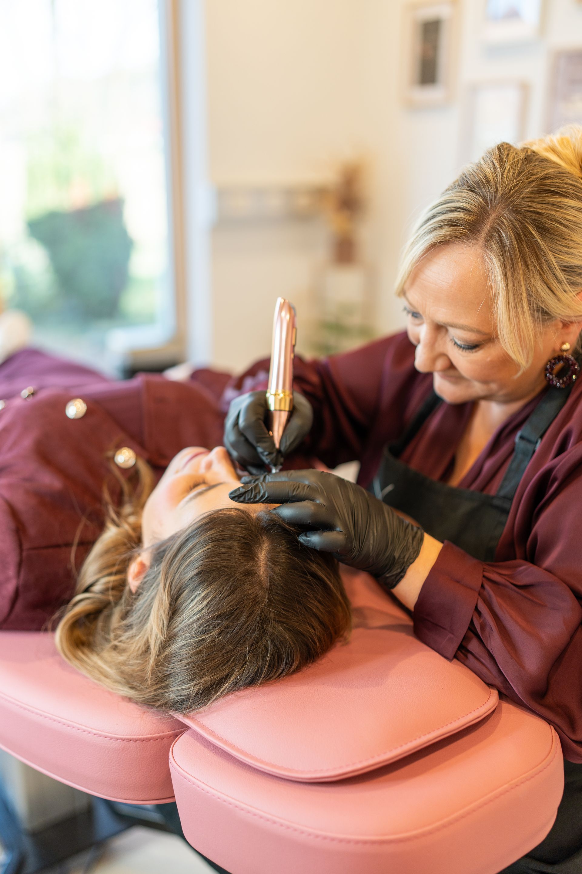 Frau lässt sich die Augenbrauen microbladen. 