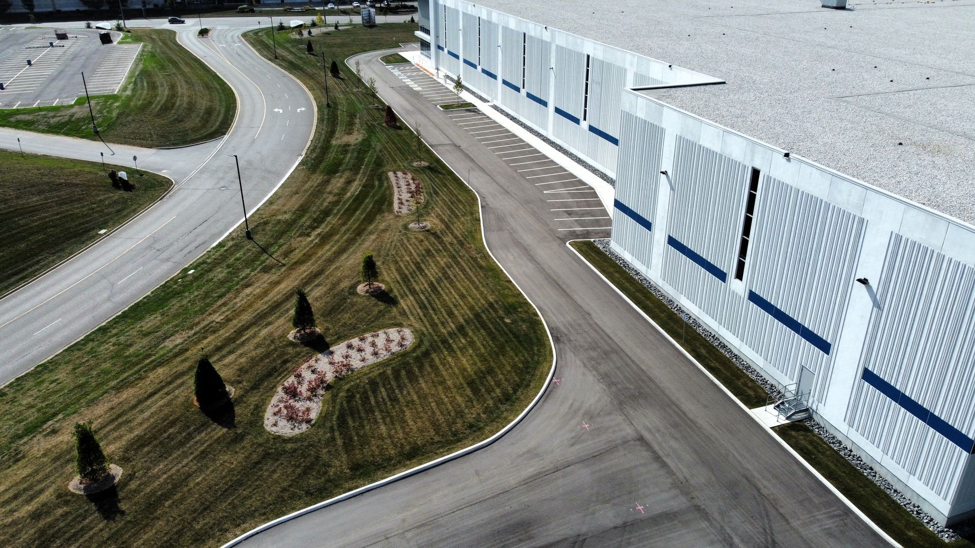 An aerial view of a building and a road