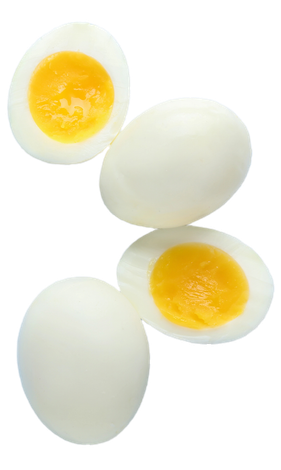 Tre uova sode sgusciate, due tagliate a metà con tuorli giallo brillante e due intere su sfondo bianco.
