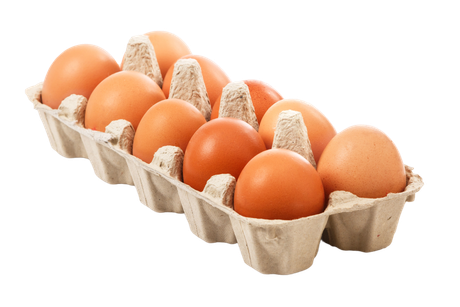Uova in una confezione di cartone sagomato, con diverse uova marroni e alcune con il guscio maculato.