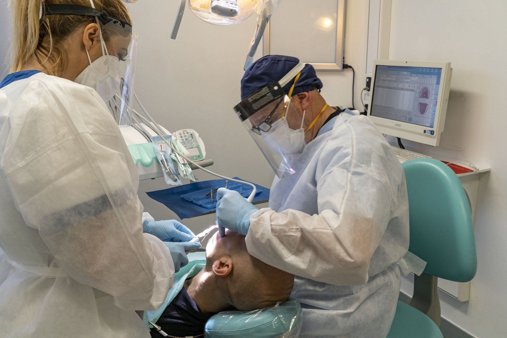 Dentista e assistente