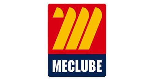 Logo di MECLUBE: rettangolo rosso e blu con lettere stilizzate gialle 