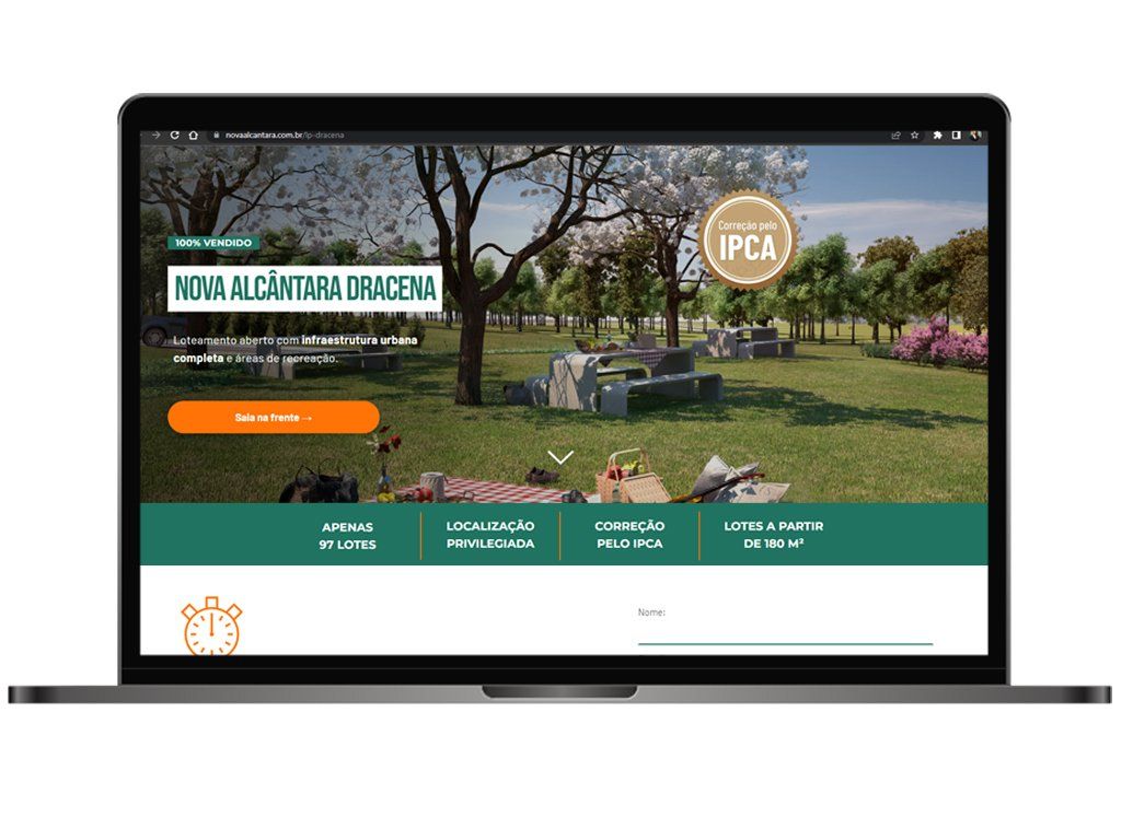 Um laptop com um site na tela.