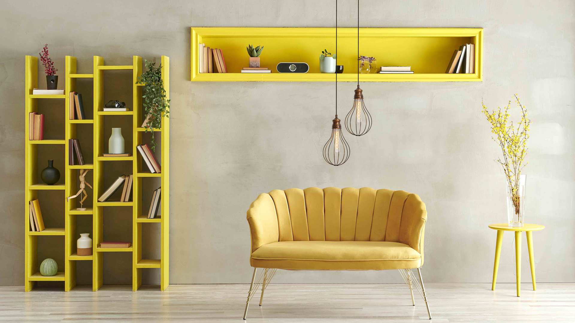 Uma sala com um sofá amarelo e uma estante amarela.