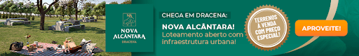 Um grupo de pessoas está sentado em um cobertor em um parque.