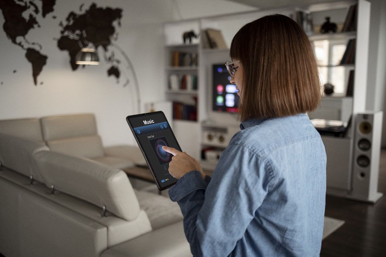 mulher com tablet na sala mulher com tablet na sala