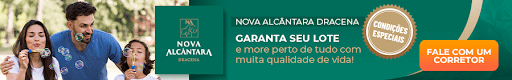 Um homem e duas mulheres estão um ao lado do outro.
