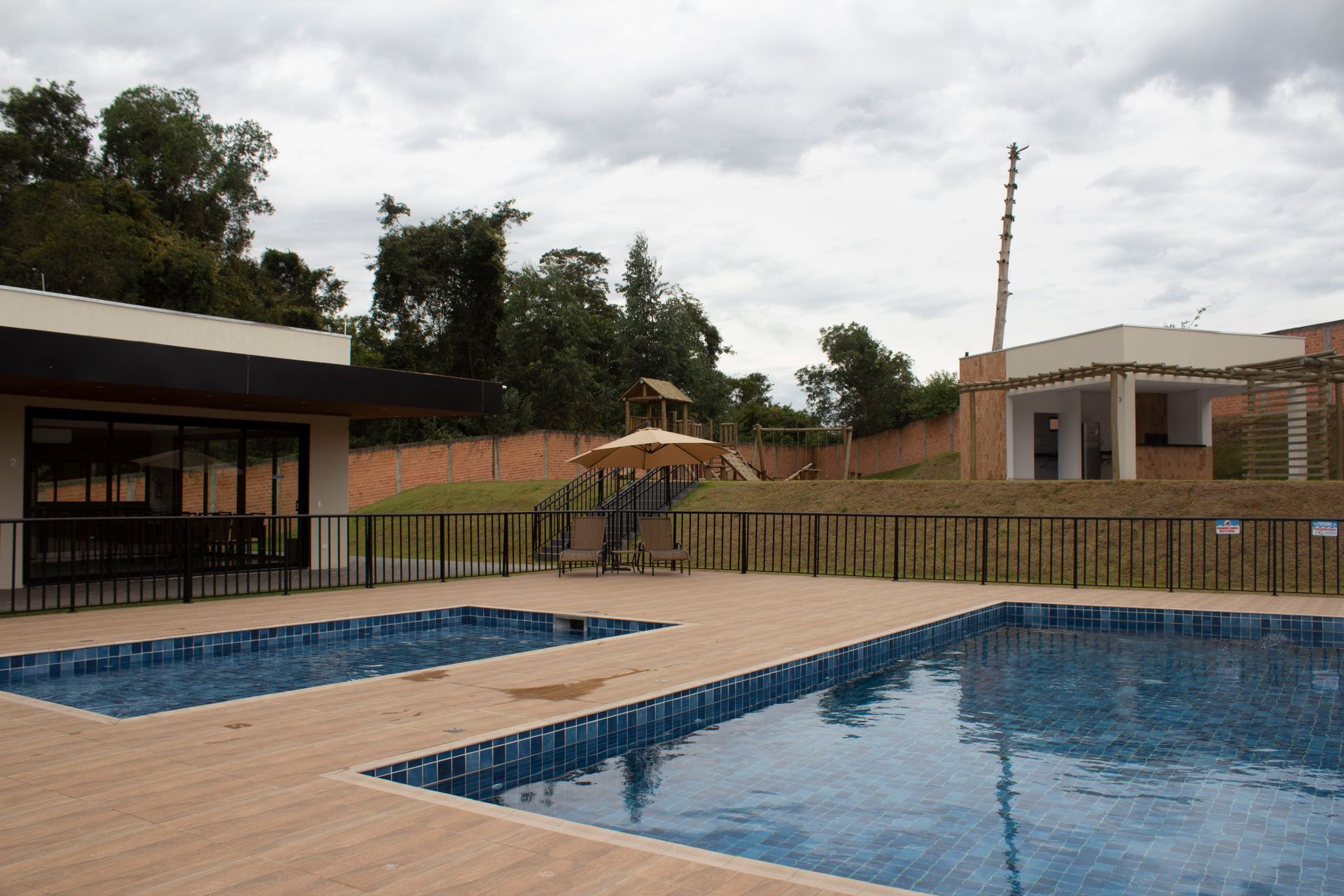 Algumas piscinas com um playground ao fundo