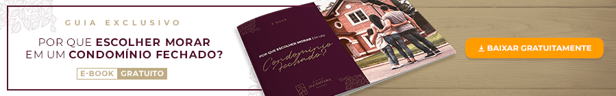 Um livro está sobre uma mesa ao lado de um botão.