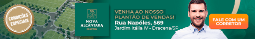 Um homem de camisa branca está parado em frente a um fundo verde.