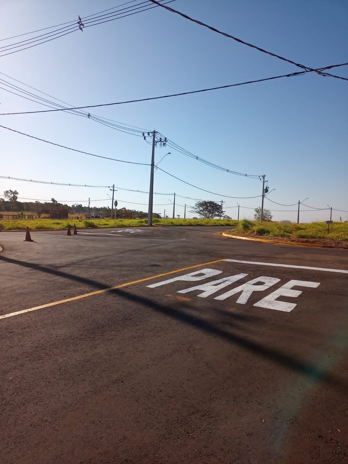 A palavra pare está pintada na beira da estrada