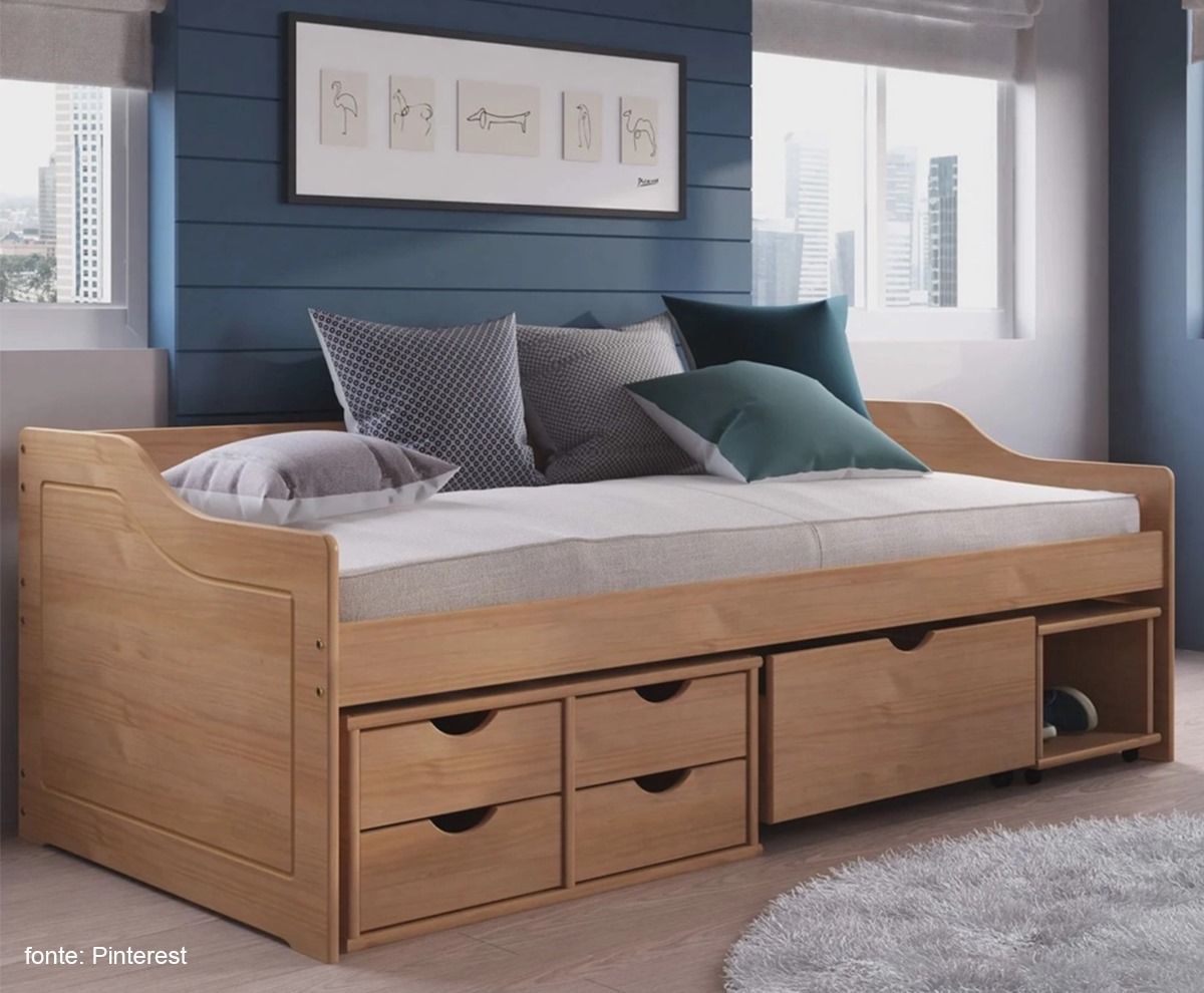 cama-compacta Uma espreguiçadeira de madeira com gavetas embaixo em um quarto