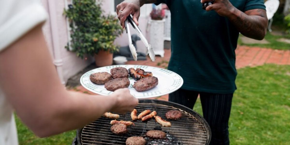 Um grupo de pessoas está cozinhando comida em uma grelha.
