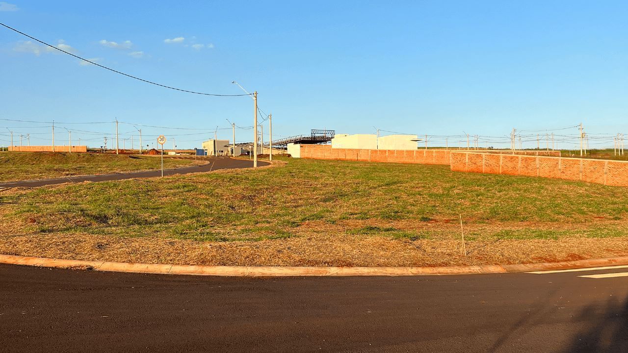 comprar-lote Há muita grama na beira da estrada.
