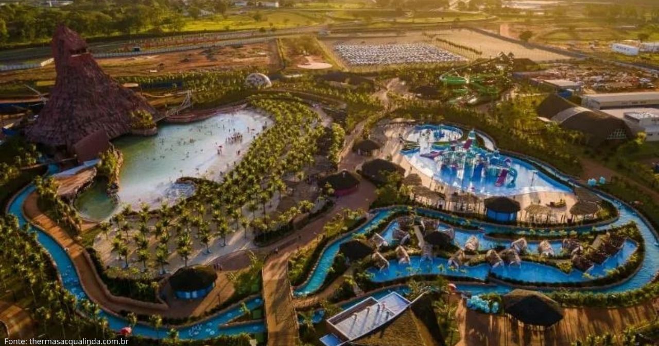 condominio Uma vista aérea de um parque aquático com um rio passando por ele.