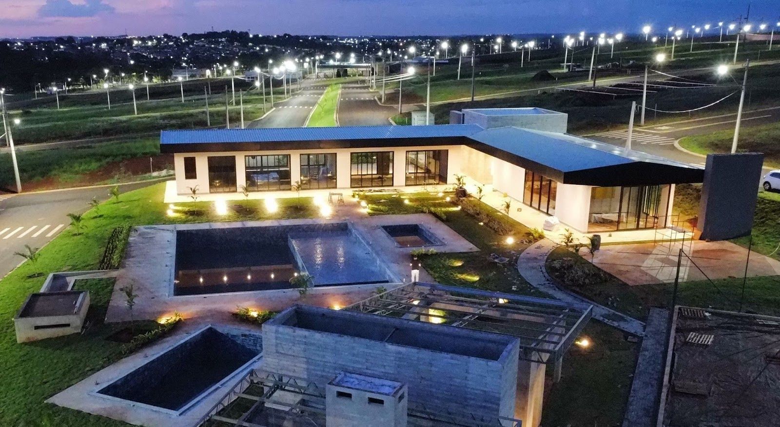 condominio-ourinhos Uma vista aérea de uma casa com piscina na frente