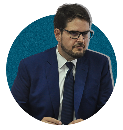Um homem de terno e gravata está usando óculos