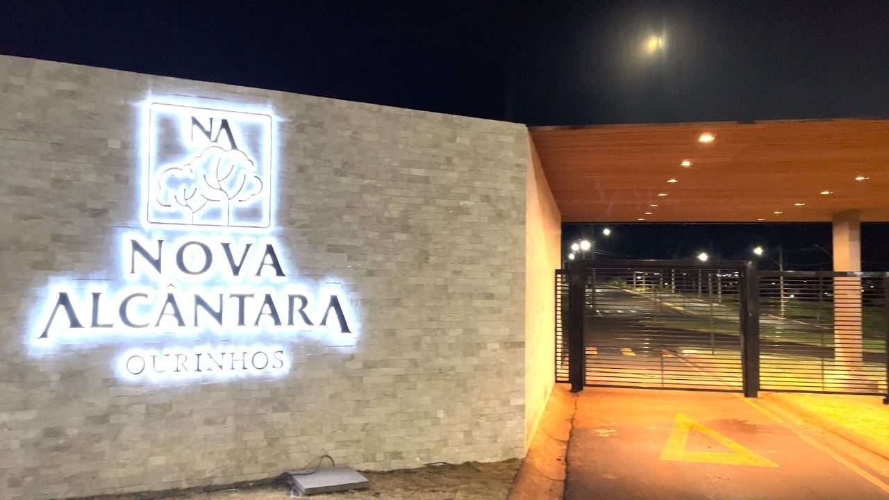 entrada-nova-alcantara Uma placa que diz que nova alcântara fica acesa à noite.