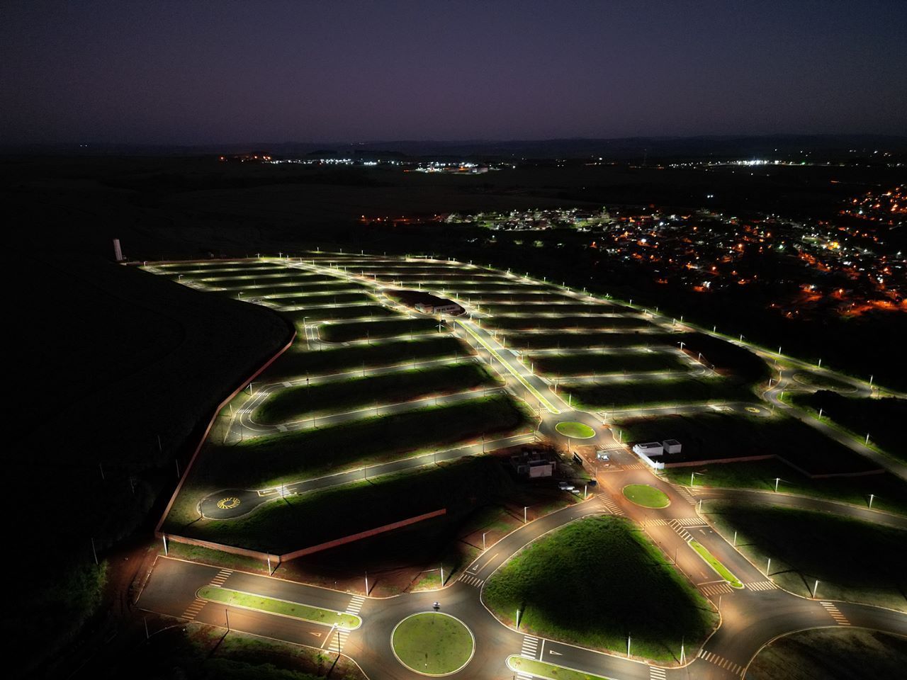 iluminacao-nova-alcantara Uma vista aérea de uma área residencial iluminada à noite