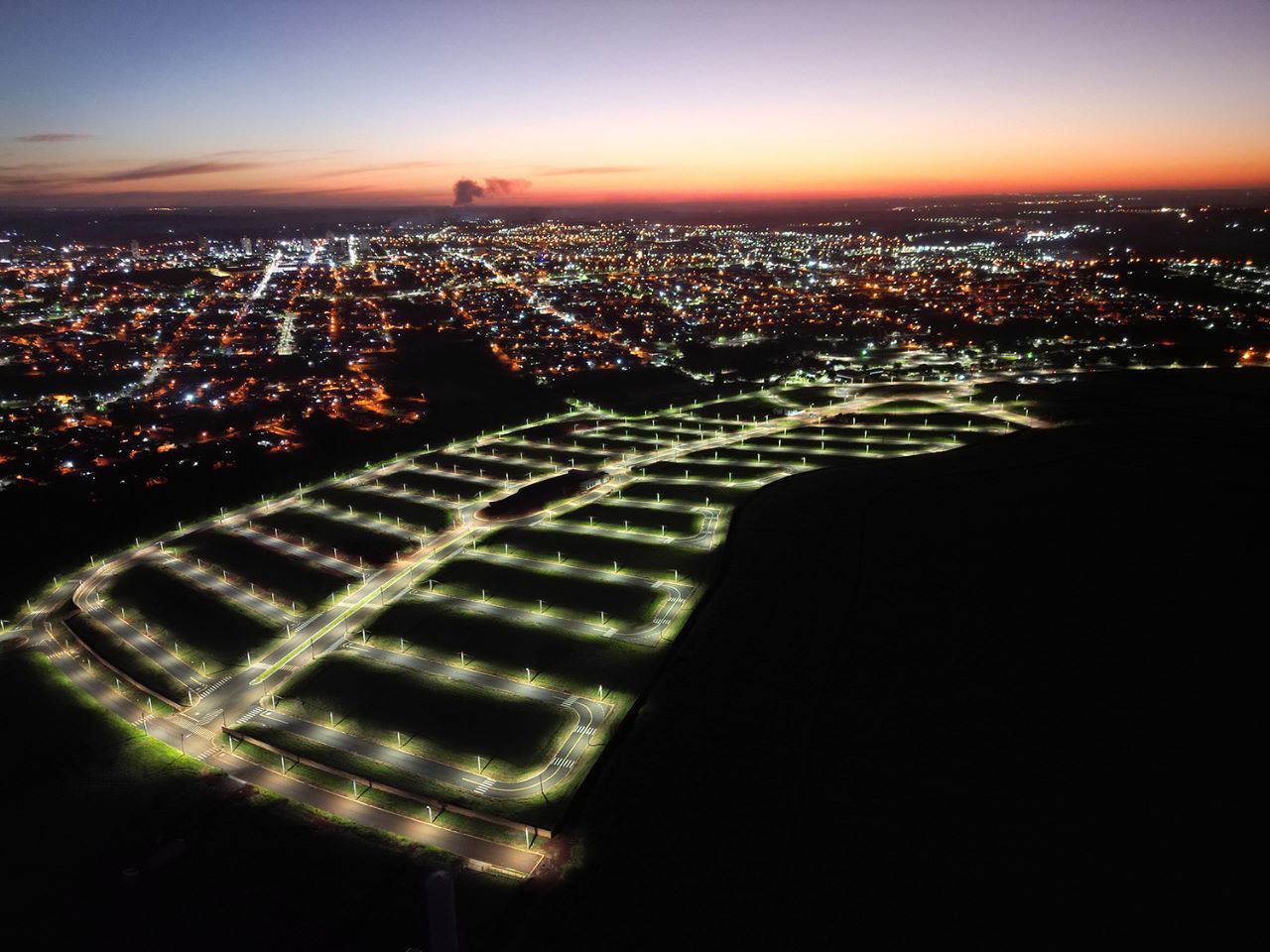 imagens-aereas-nova-alcantara Uma vista aérea de uma cidade à noite com muitas luzes