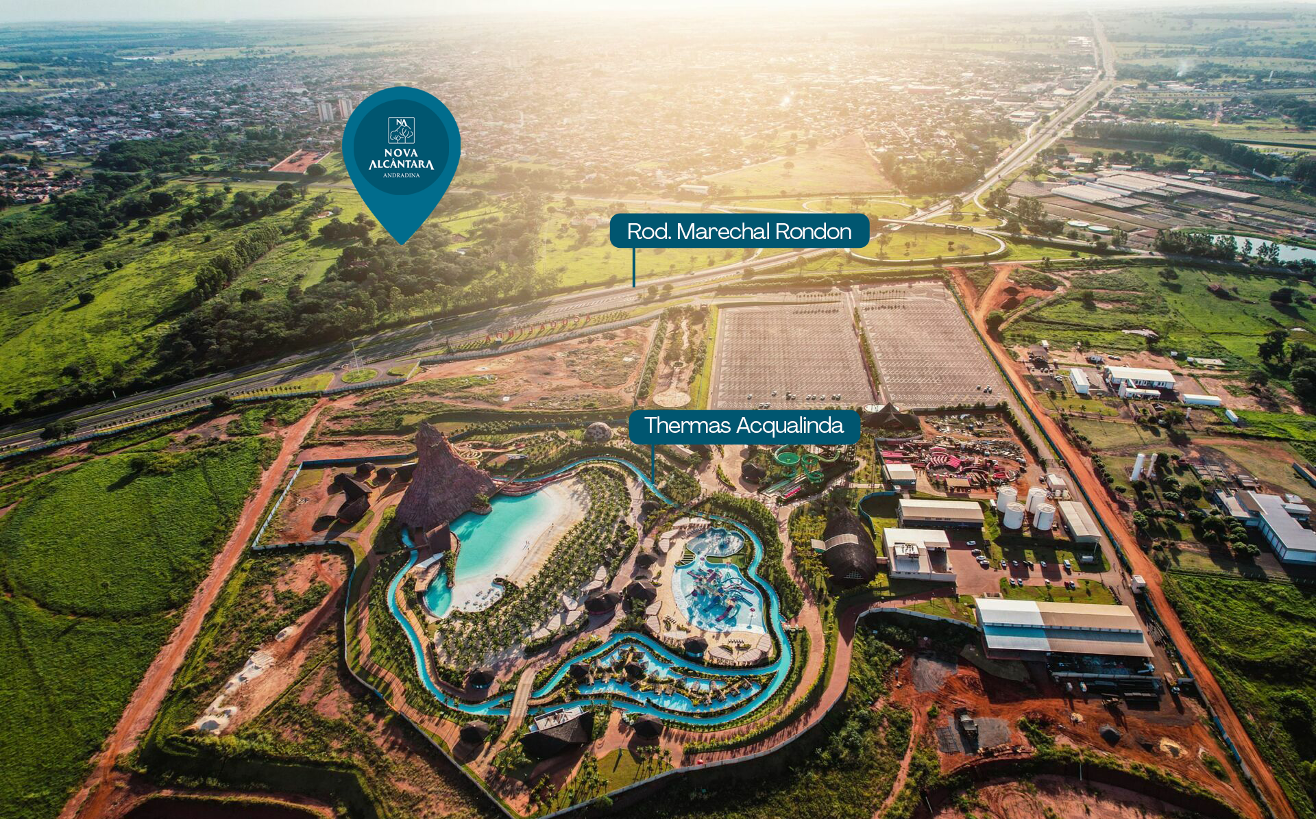 Uma vista aérea de um parque aquático com um alfinete azul apontando para o local.