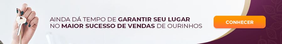 Uma pessoa está escrevendo em um quadro branco com um marcador.