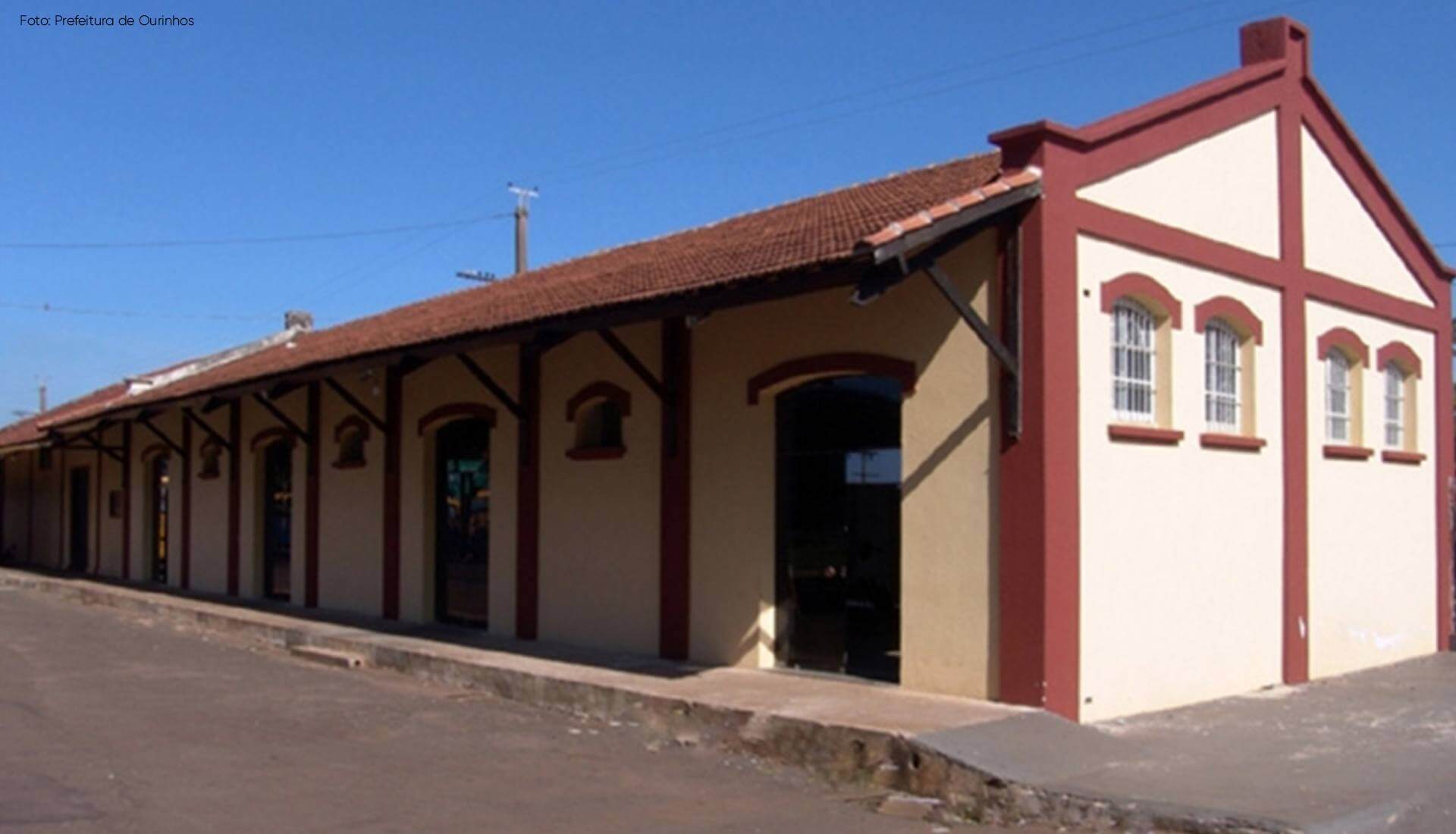 predio-antigo Um grande edifício com telhado vermelho e acabamentos brancos