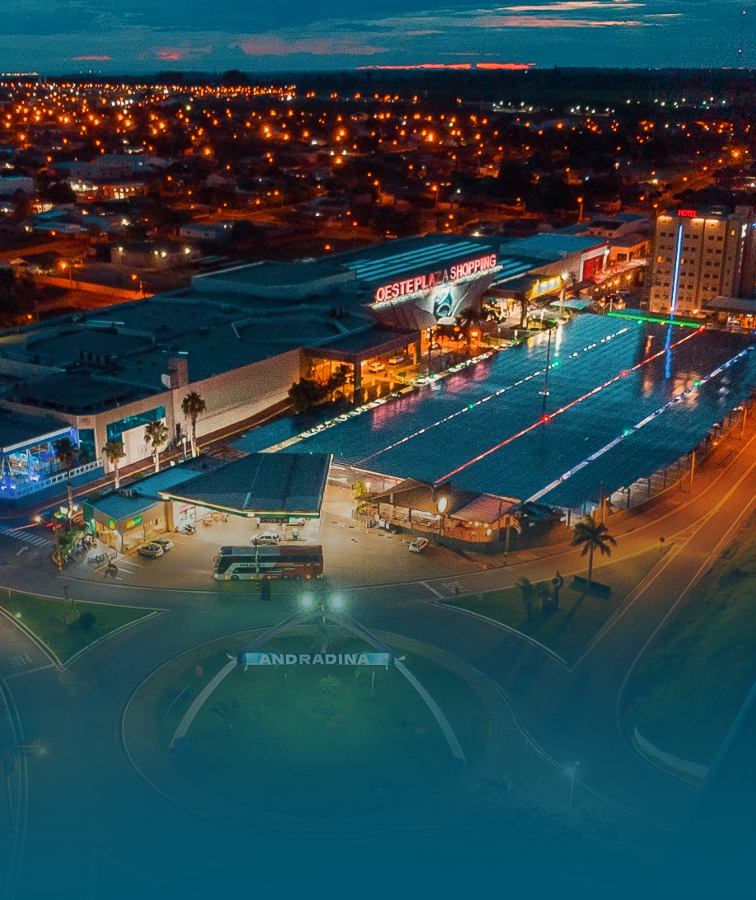 Uma vista aérea de um grande shopping à noite.