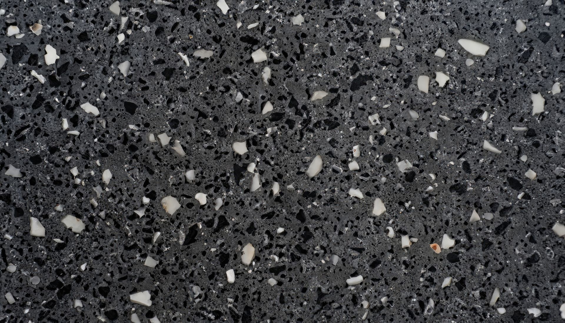 Un gros plan d'un comptoir en terrazzo noir et blanc.