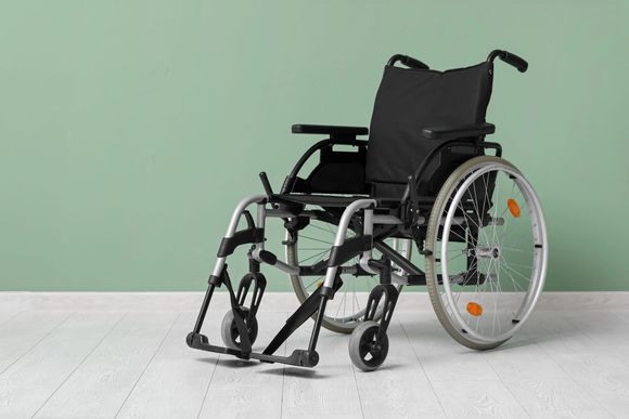 Tre tutori per braccia neri e grigi esposti su braccia di manichino, su sfondo bianco