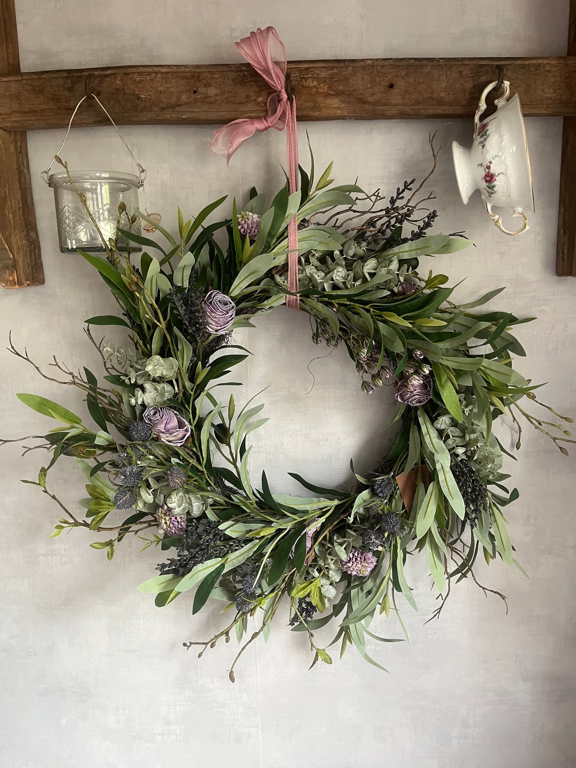 Kan met kunstbloemen