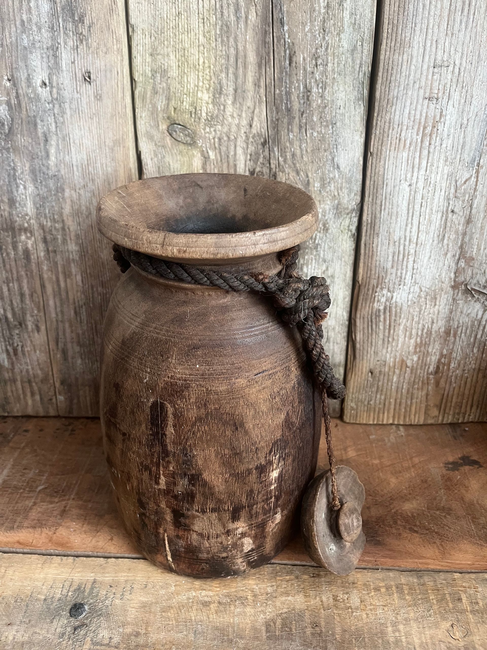 Nepalese pot (oud hout)