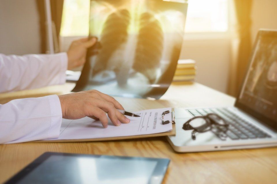 dottore mentre esamina delle radiografie