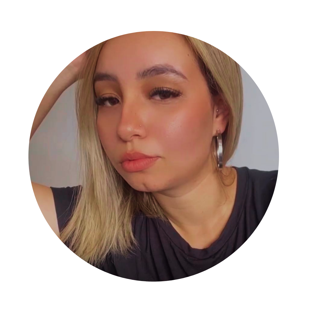 Uma mulher de camisa preta está tirando uma selfie em círculo.