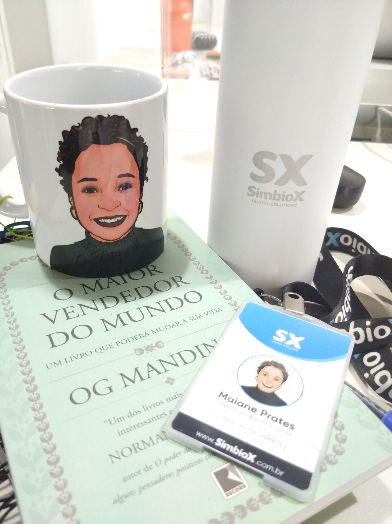 Uma caneca com a foto de uma mulher em cima de um livro
