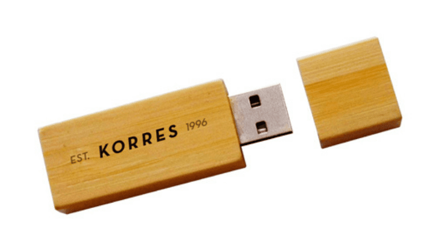 Um pen drive com a palavra korres nele