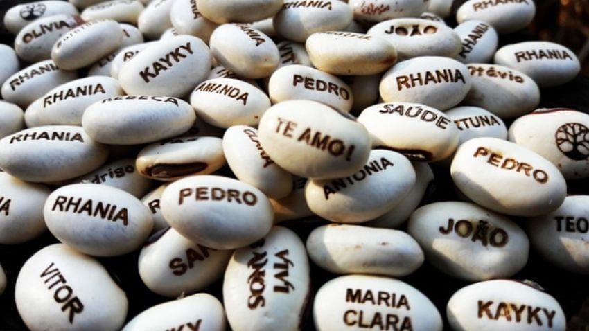 Uma pilha de pedras brancas com nomes nelas, incluindo kayky