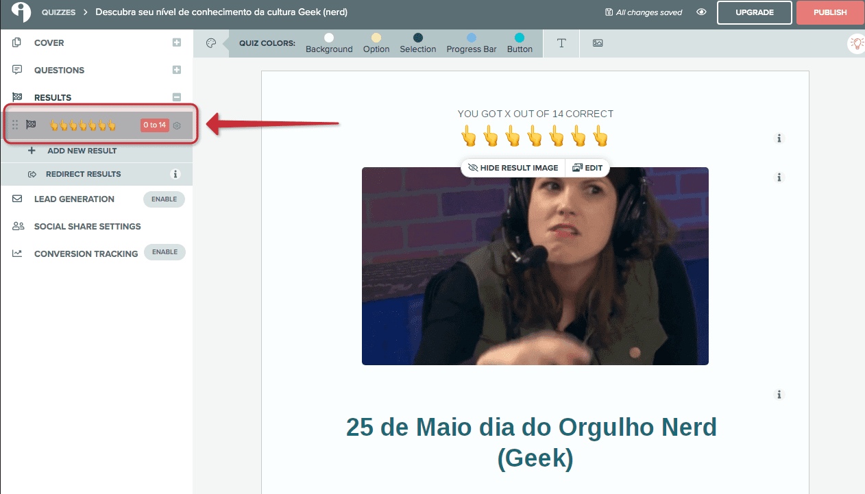 Uma tela de computador mostra uma imagem de uma mulher com fones de ouvido e as palavras 25 de maio dia do orgulho nerd