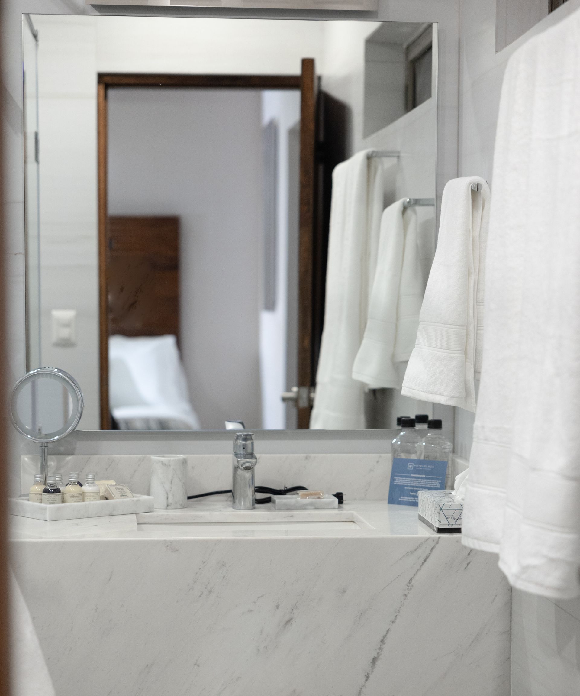 Un baño con lavabo y espejo