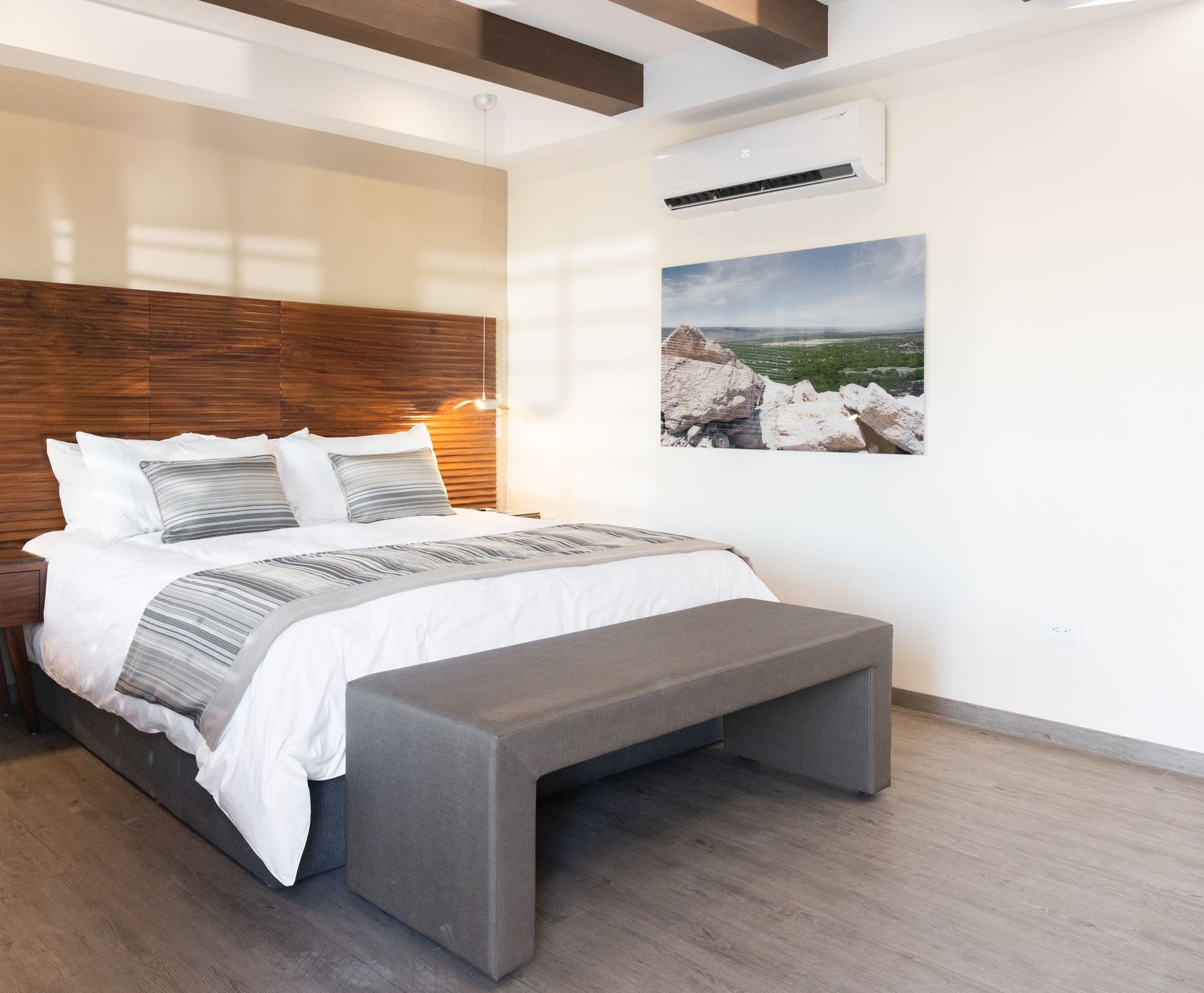 Una habitación de hotel con una cama tamaño king y un banco.