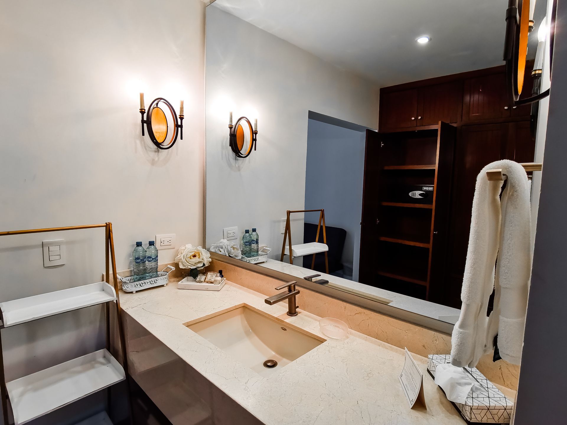 Un baño con dos lavabos y un espejo grande.
