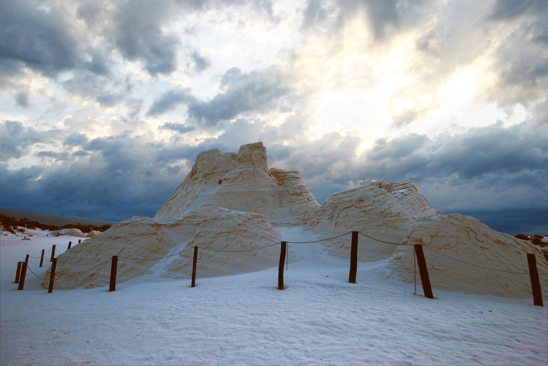 Un gran montón de nieve se encuentra en el medio de un campo nevado.