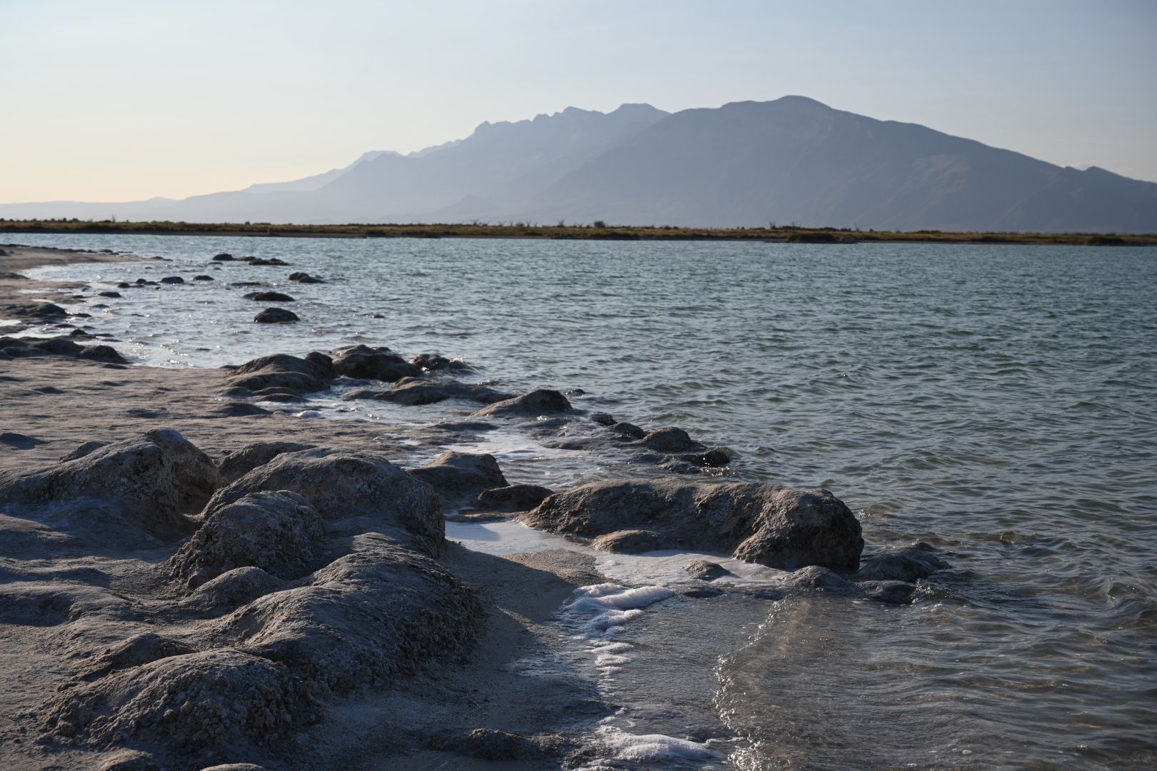 Una gran masa de agua con montañas al fondo