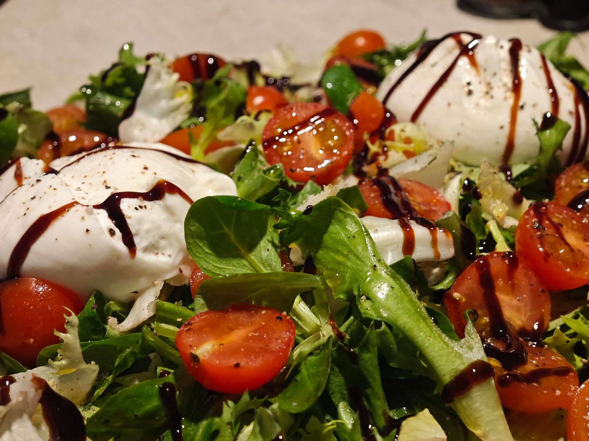 Feldsalat mit Burrata und Tomaten