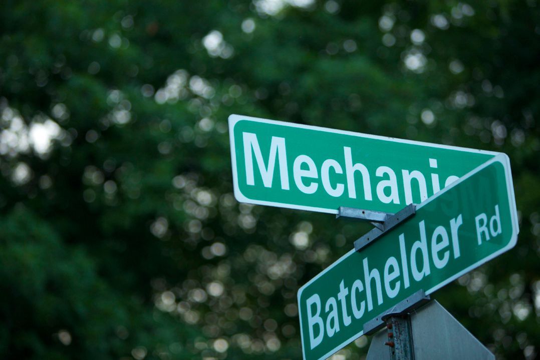 A street sign for mechanic and batchelder rd