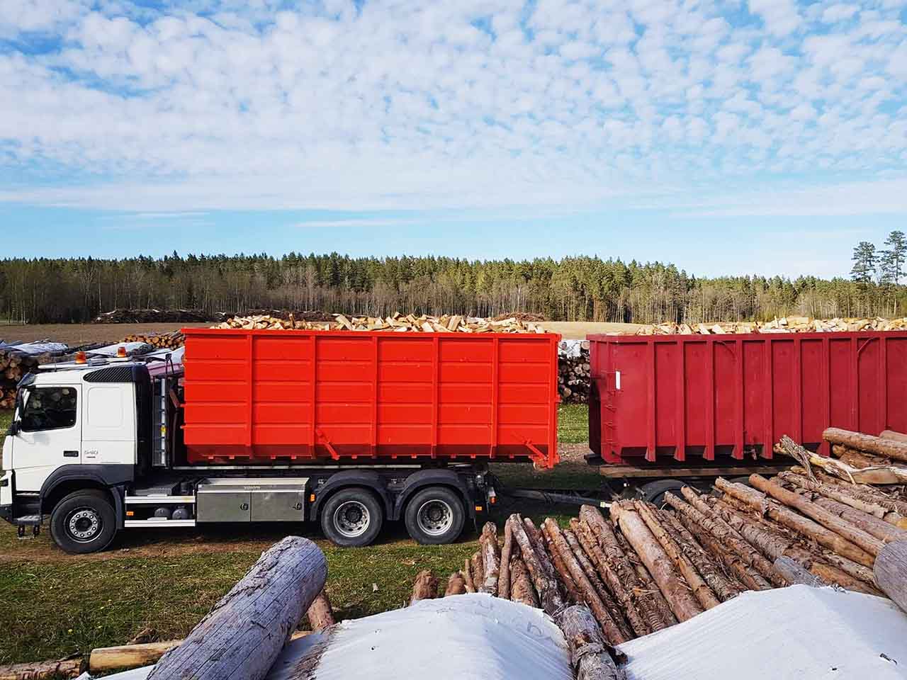 Containrar med ved