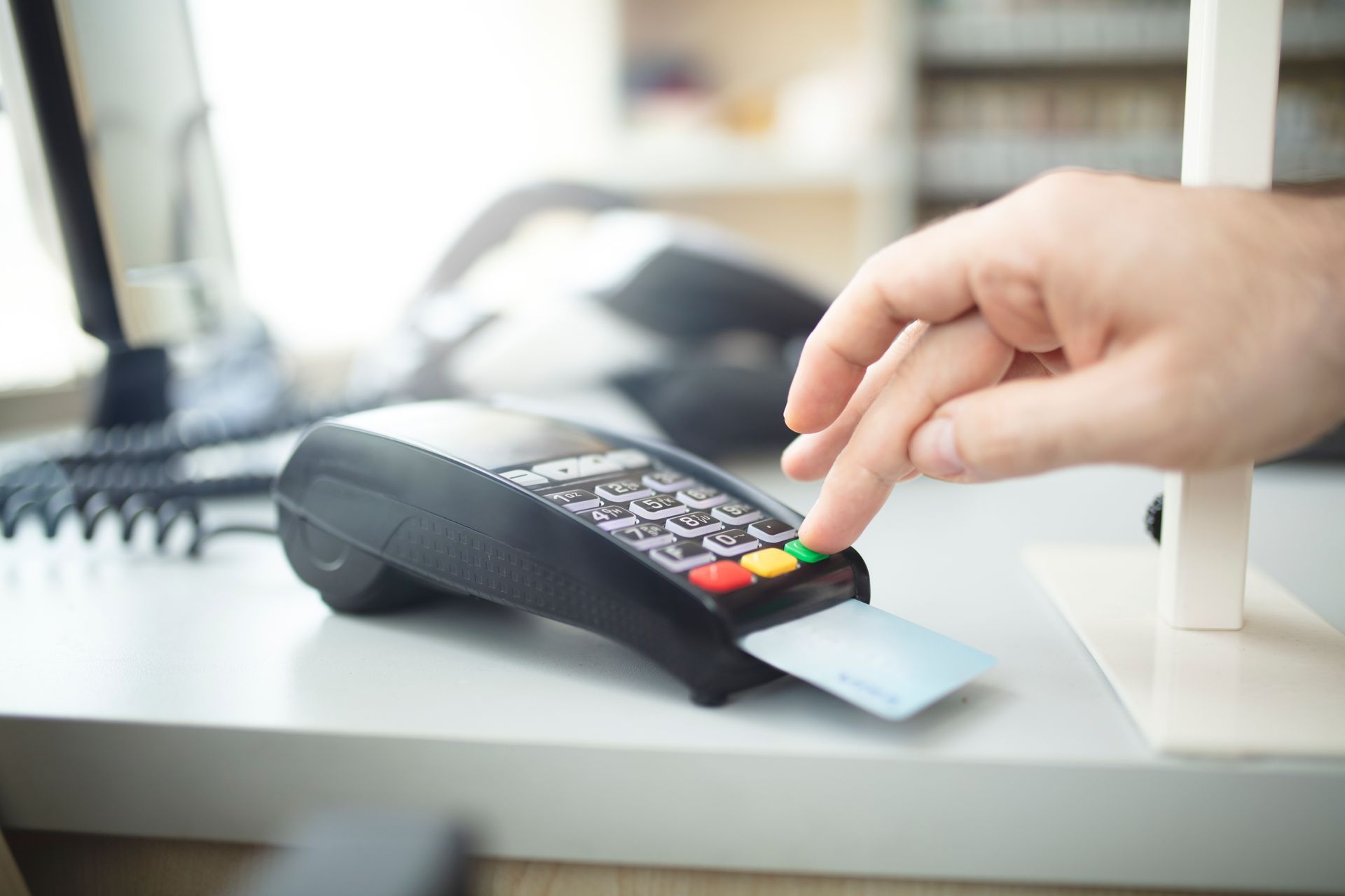 Una persona usa una carta di credito per pagare qualcosa.