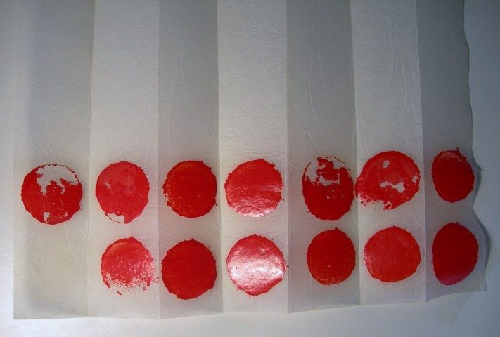 Collezione dell’artista Castagno L. Carta piegata Smalto su carta velina Durante il restauro Distacco dei punti di adesione delle pellicole pittoriche