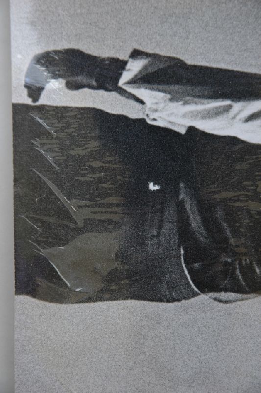 Collezione privata Mulas U. Lucio Fontana Stampa alla gelatina bromuro d’argento su carta baritata Prima del restauro Sollevamenti e strappi della pellicola adesiva incollata sull’emulsione