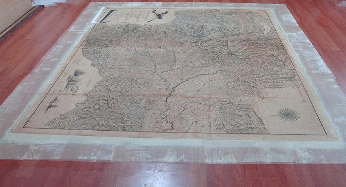 Proprietà privata Mappa geografica grande formato recto particolare foderatura totale della superficie con carta giapponese durante il restauro